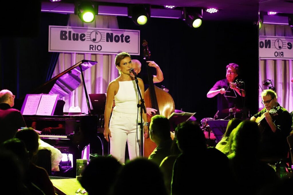A CANTORA ADRIANA QUADROS, FARÁ UMA ÚNICA APRESENTAÇÃO NO BLUE NOTE RIO COM O SHOW “AS CORES DO TOM, UM TRIBUTO A TOM JOBIM” A CANTORA ADRIANA QUADROS, FARÁ UMA ÚNICA APRESENTAÇÃO NO BLUE NOTE RIO COM O SHOW “AS CORES DO TOM, UM TRIBUTO A TOM JOBIM”