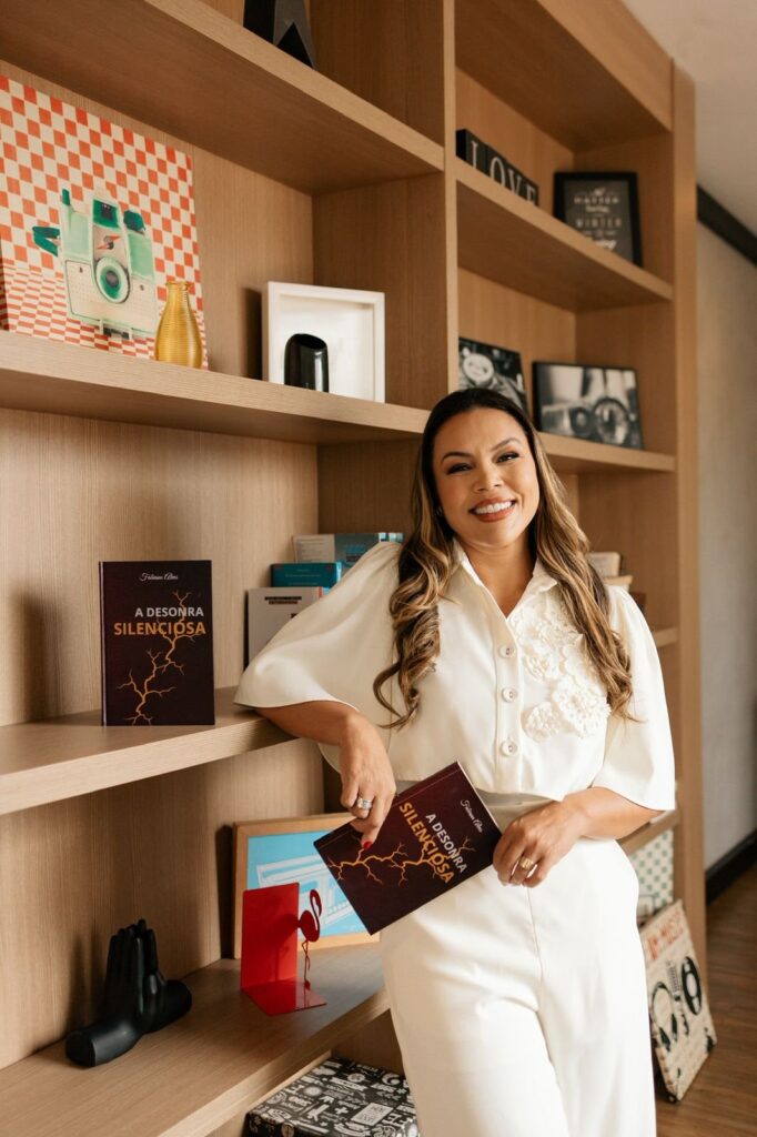 Fabiana Alves lança o livro A Desonra Silenciosa na Livraria da Travessa do Rio de Janeiro