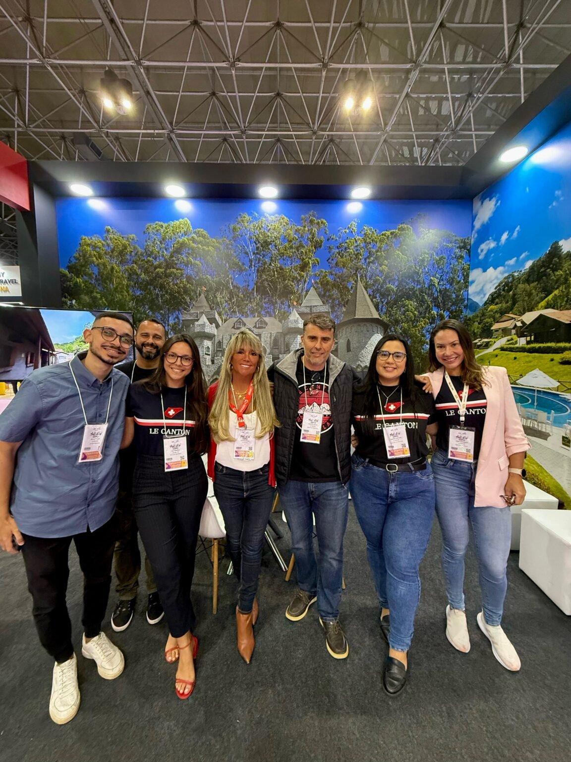 Monica Paixao ao centro e equipe o Le Canton na Abav Expo