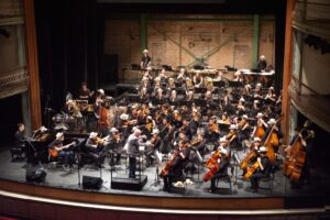 Orquestra Jovem Tom Jobim apresenta “Piano Brasileiro” com Paulo Braga como solista