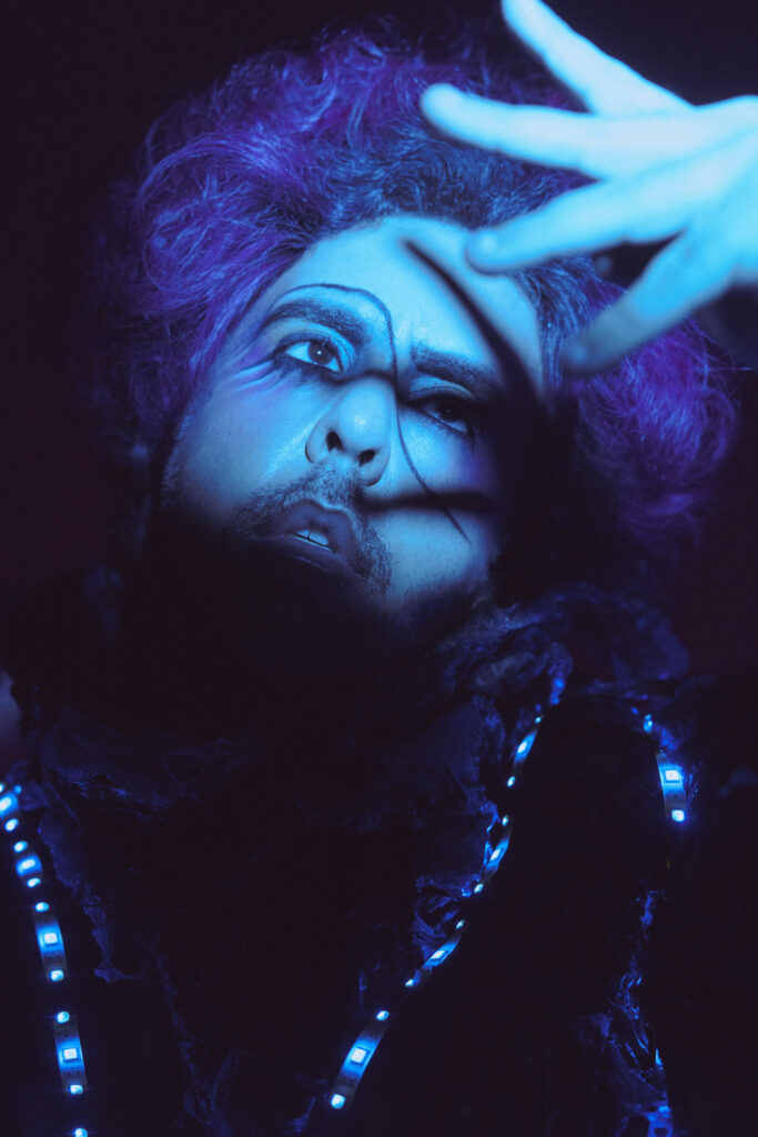 Guilherme Borges estreia “Palácio Mental”, show músico-performático sobre a mente neurodivergente