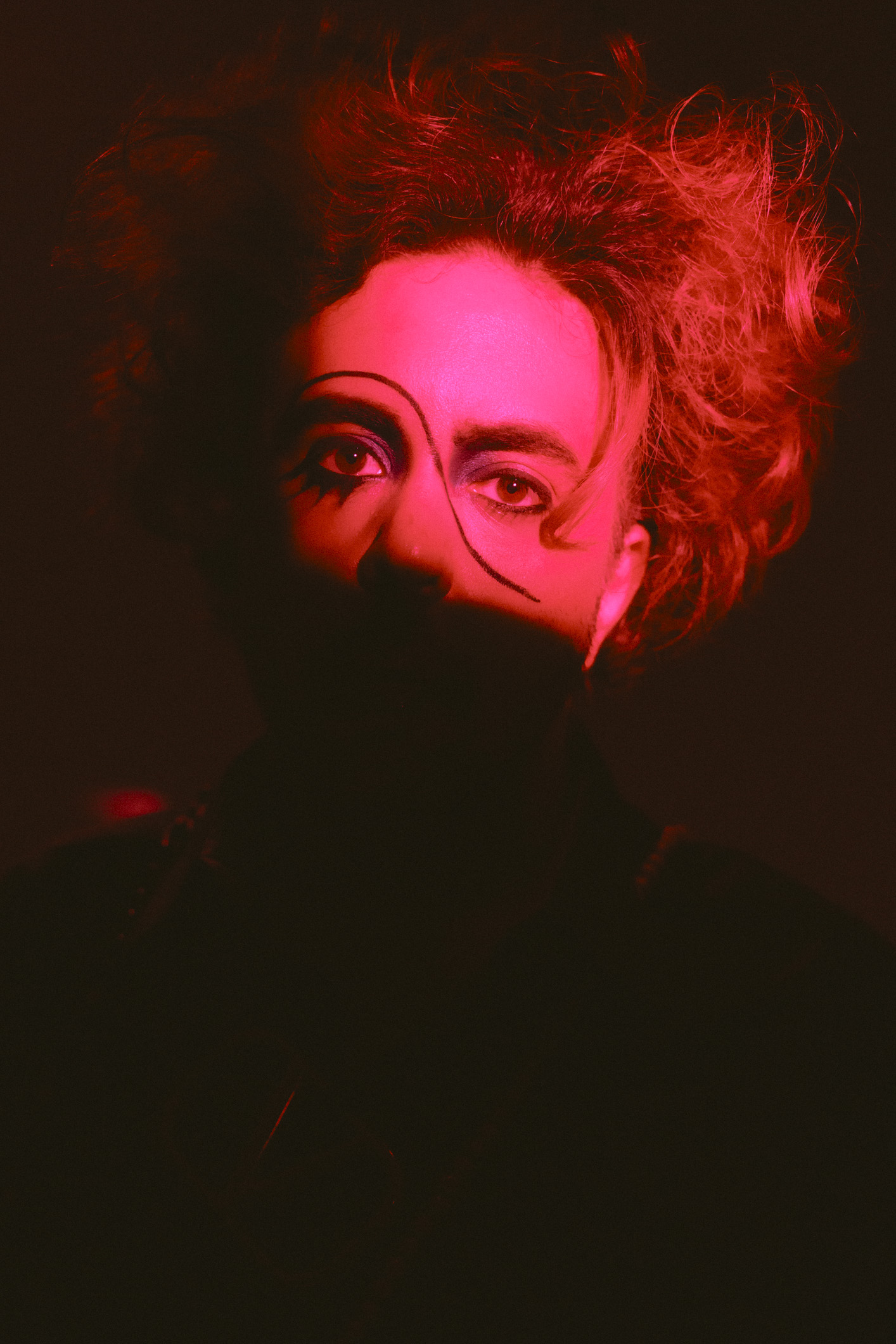 Guilherme Borges estreia “Palácio Mental”, show músico-performático sobre a mente neurodivergente