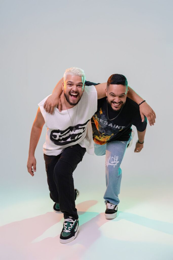 Pedro & Leão conquistam o público com talento e sintonia no pagode Pedro & Leão conquistam o público com talento e sintonia no pagode