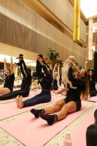 Pet Yoga com filhotes para adoção acontece no Shopping Metropolitano Barra
