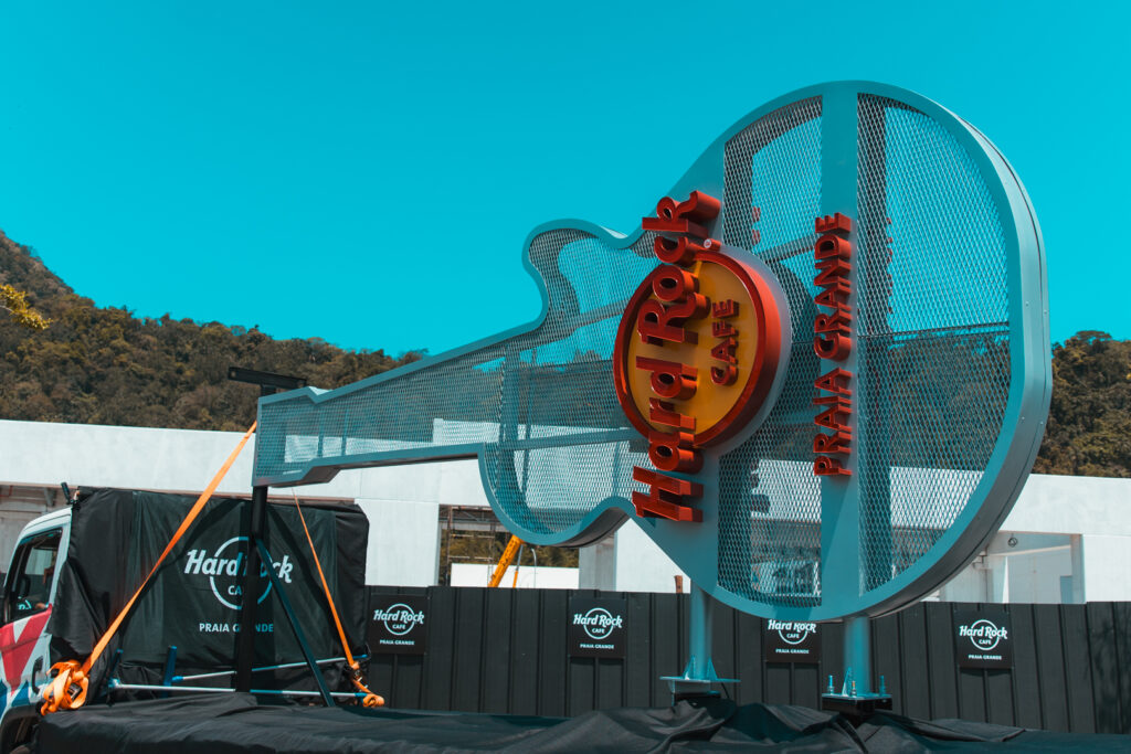Guitarra oficial do Hard Rock Cafe chega a Praia Grande e marca nova era cultural no litoral paulista Guitarra oficial do Hard Rock Cafe chega a Praia Grande e marca nova era cultural no litoral paulista