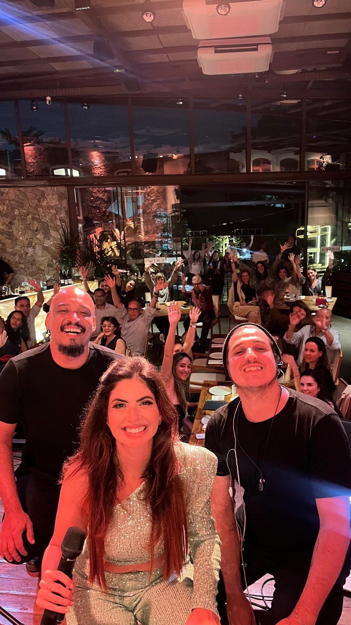 Roberta Spindel encanta o público em show lotado na Casa Horto, no Jardim Botânico