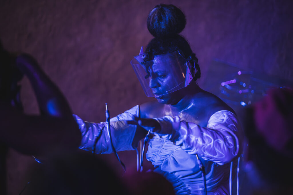 Podeserdesligado estreia espetáculo sonoro-afrofuturista em SP com direção de João Turchi