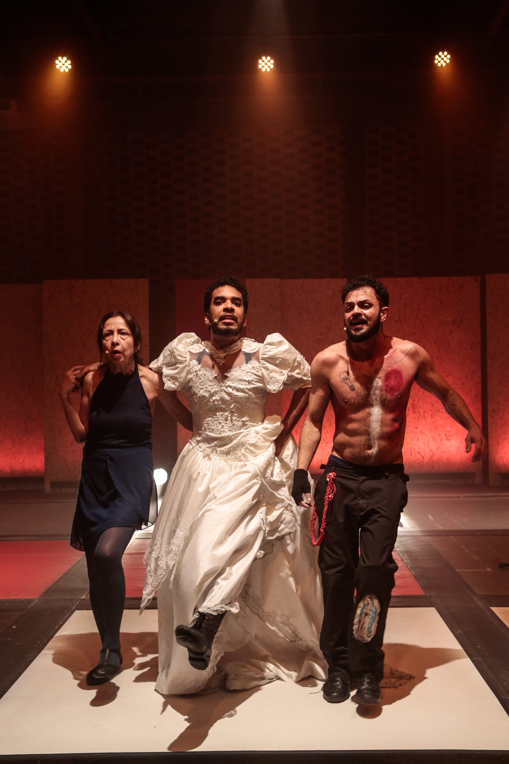 Espetáculo “Veias Abertas 60 30 15” realiza temporada no Teatro Sérgio Porto inspirada em Eduardo Galeano