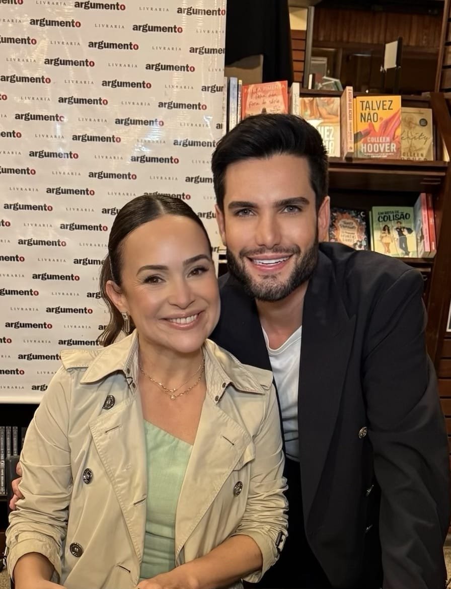 Binho Alencar prestigia Gabriela Duarte em lançamento de livro