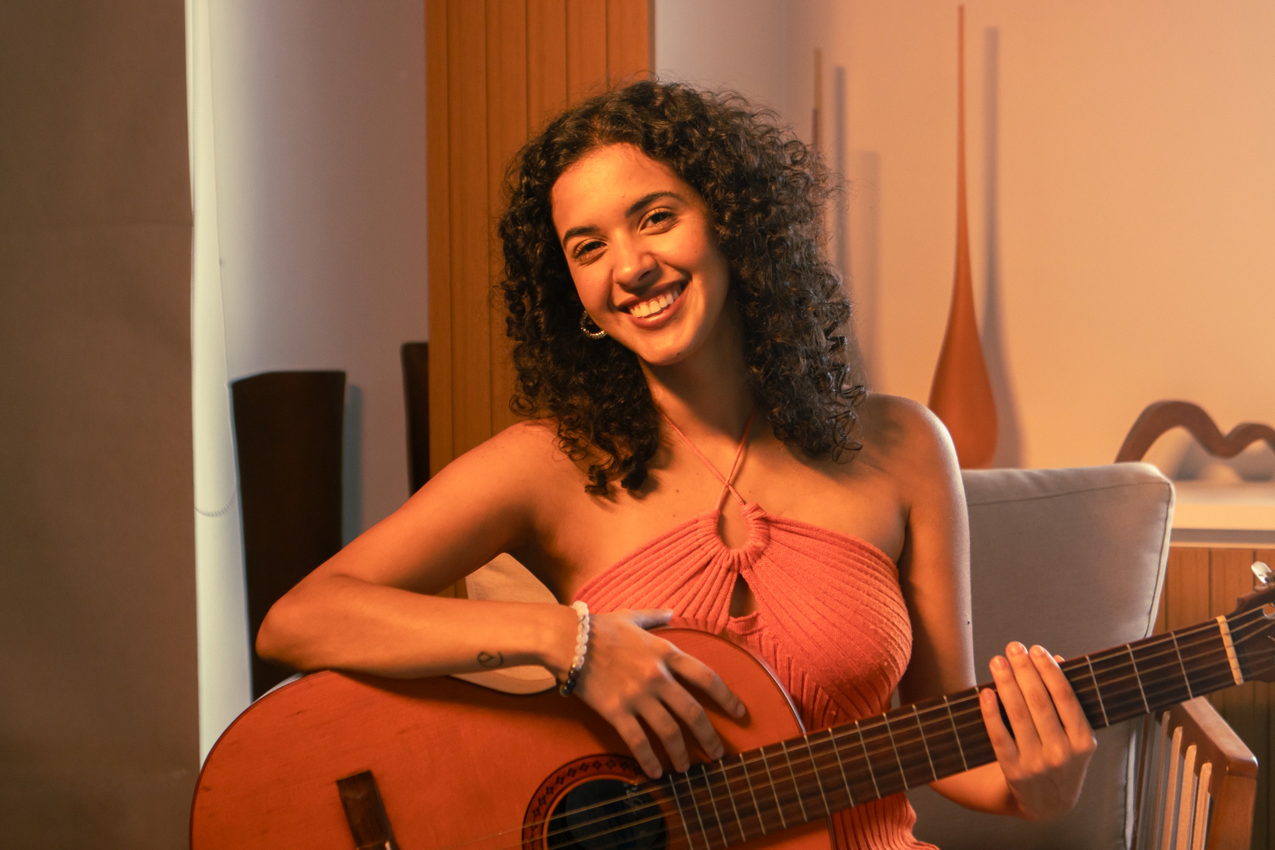 Clariá lança “Maresia”, terceiro single do mini EP Uma Parte de Mim