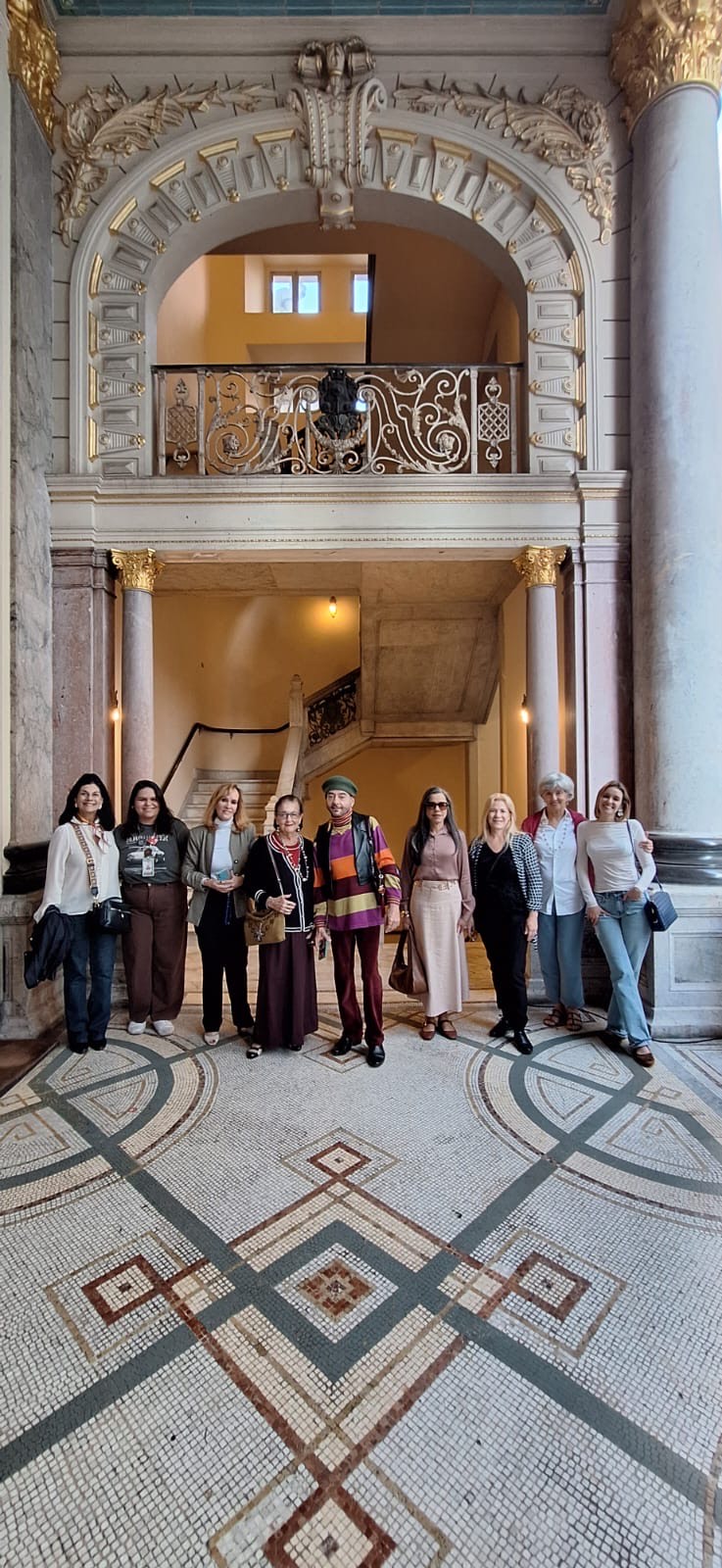 Embaixadores de Turismo do RJ realizam visita guiada ao Theatro Municipal