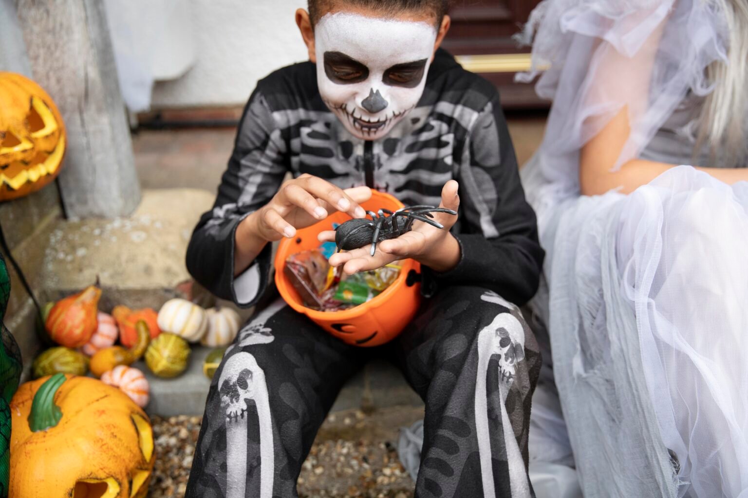 criancas fantasiadas comendo seus doces