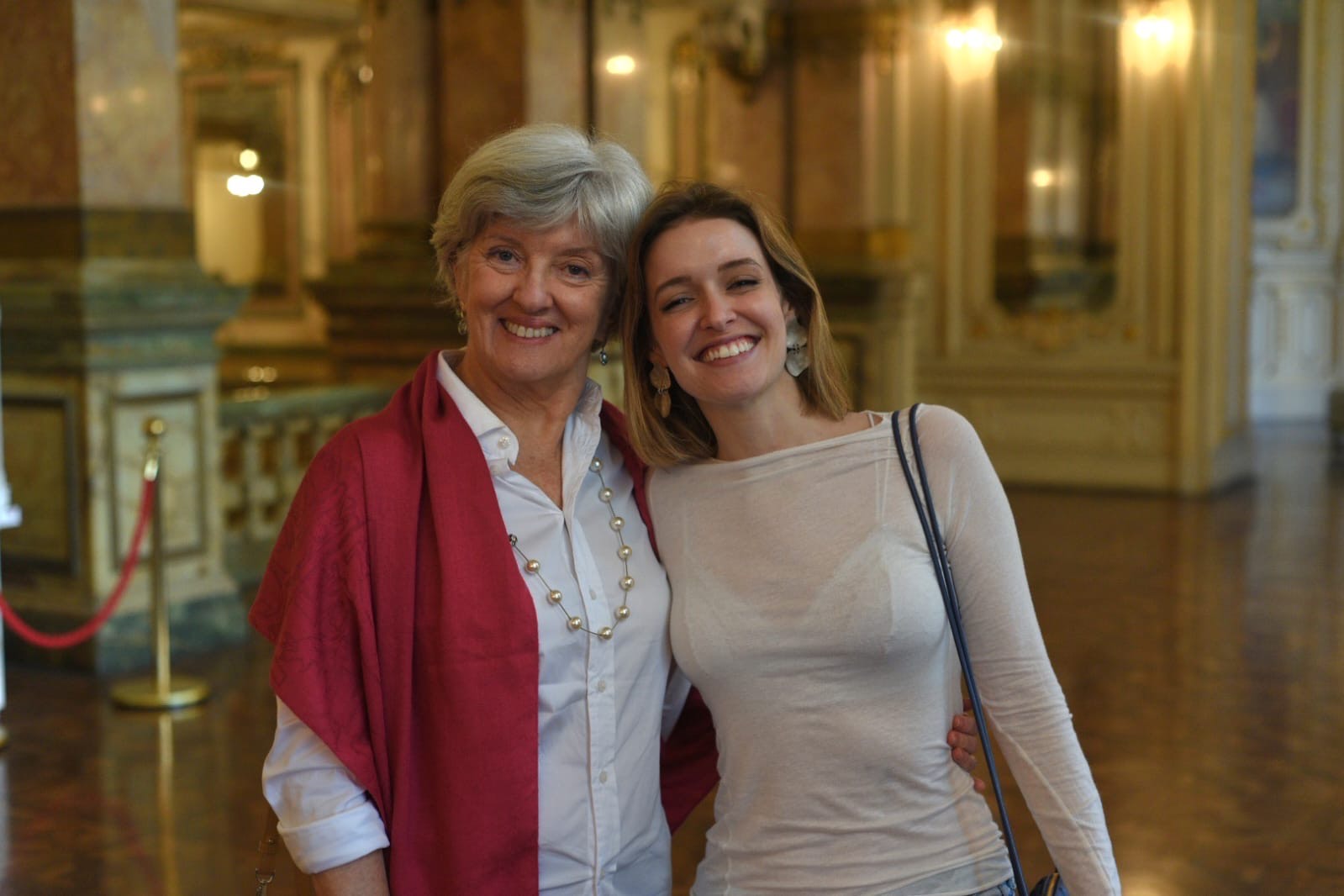 Embaixadores de Turismo do RJ realizam visita guiada ao Theatro Municipal