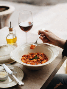 Oli Pane estreia menu executivo com receitas autorais da chef Olivia Maita