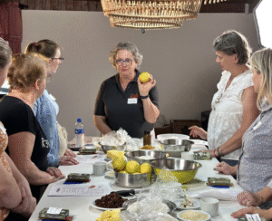 Confeiteira alemã ensina receita tradicional de Stollen em Pomerode