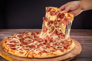 Forneria Carioca celebra o Halloween com combo temático de pizza gigante e brinde exclusivo