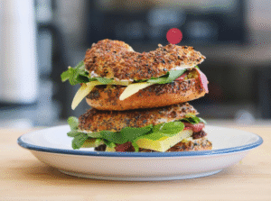 Dia Mundial do Sanduíche: conheça origem curiosa e receitas crocantes com castanhas