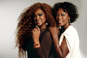 Léia Sgro e Cris Vianna lançam coleção cápsula “Raiz Dourada”, inspirada na ancestralidade e na força feminina