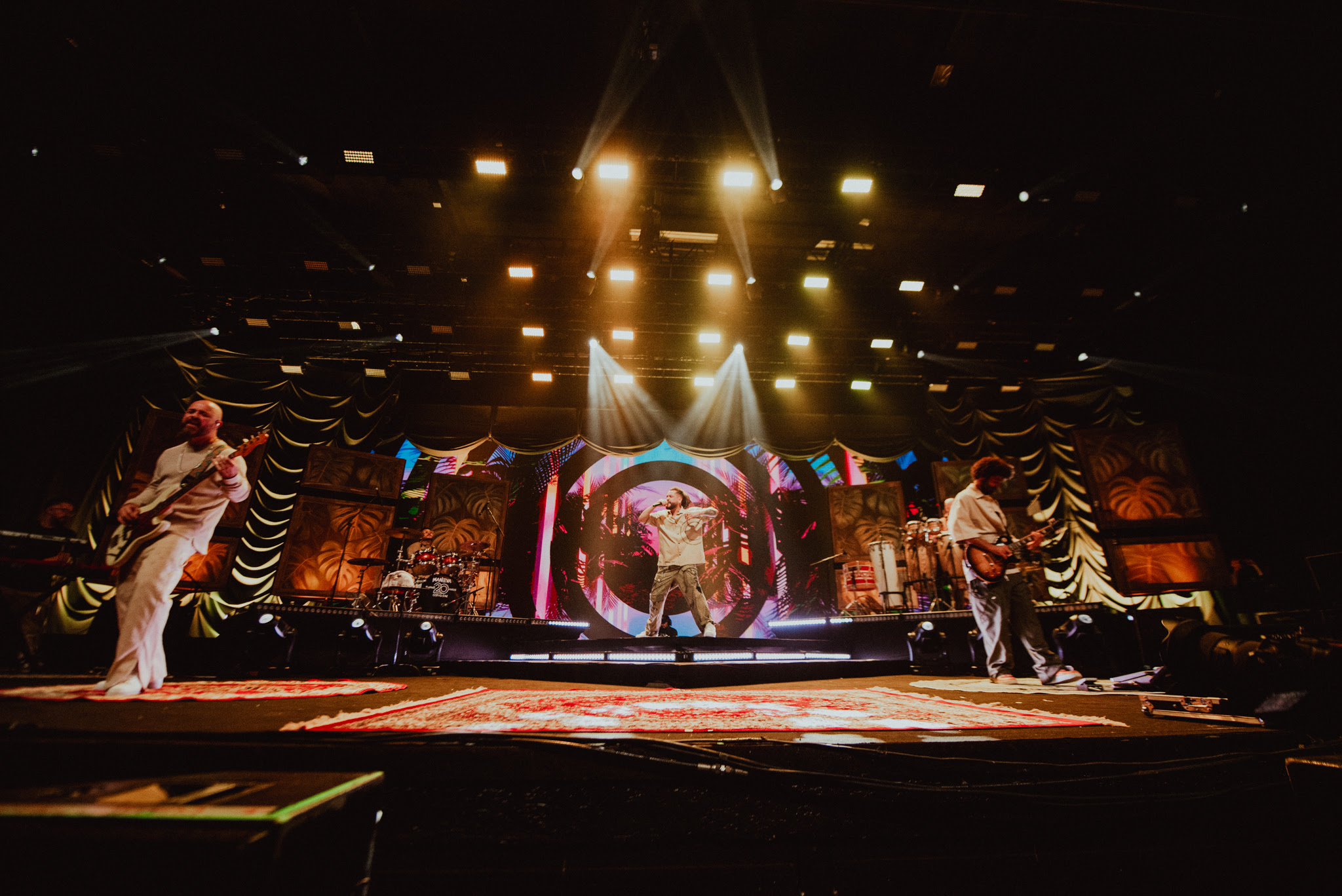 Maneva celebra 20 anos com lançamento do audiovisual “Origem — Ao Vivo”