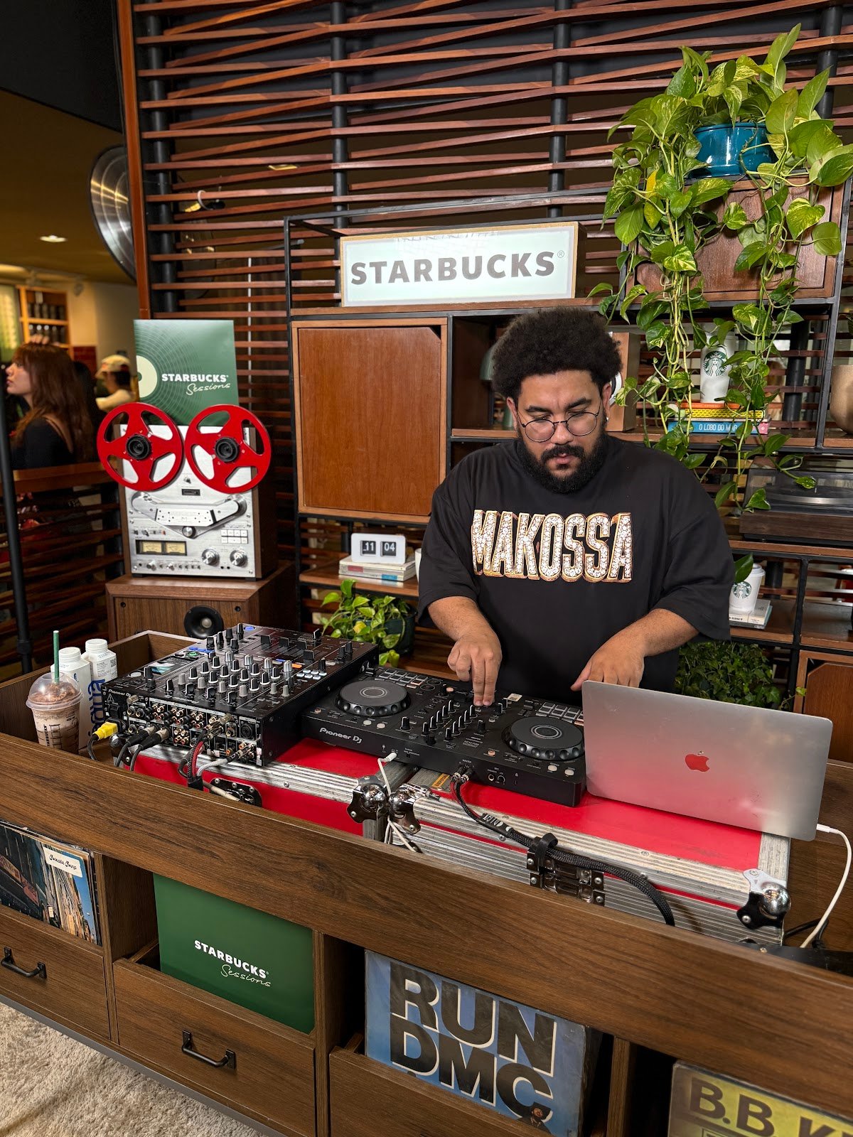 BMG e Starbucks Brasil lançam Starbucks Sessions e levam música ao vivo para cafeterias