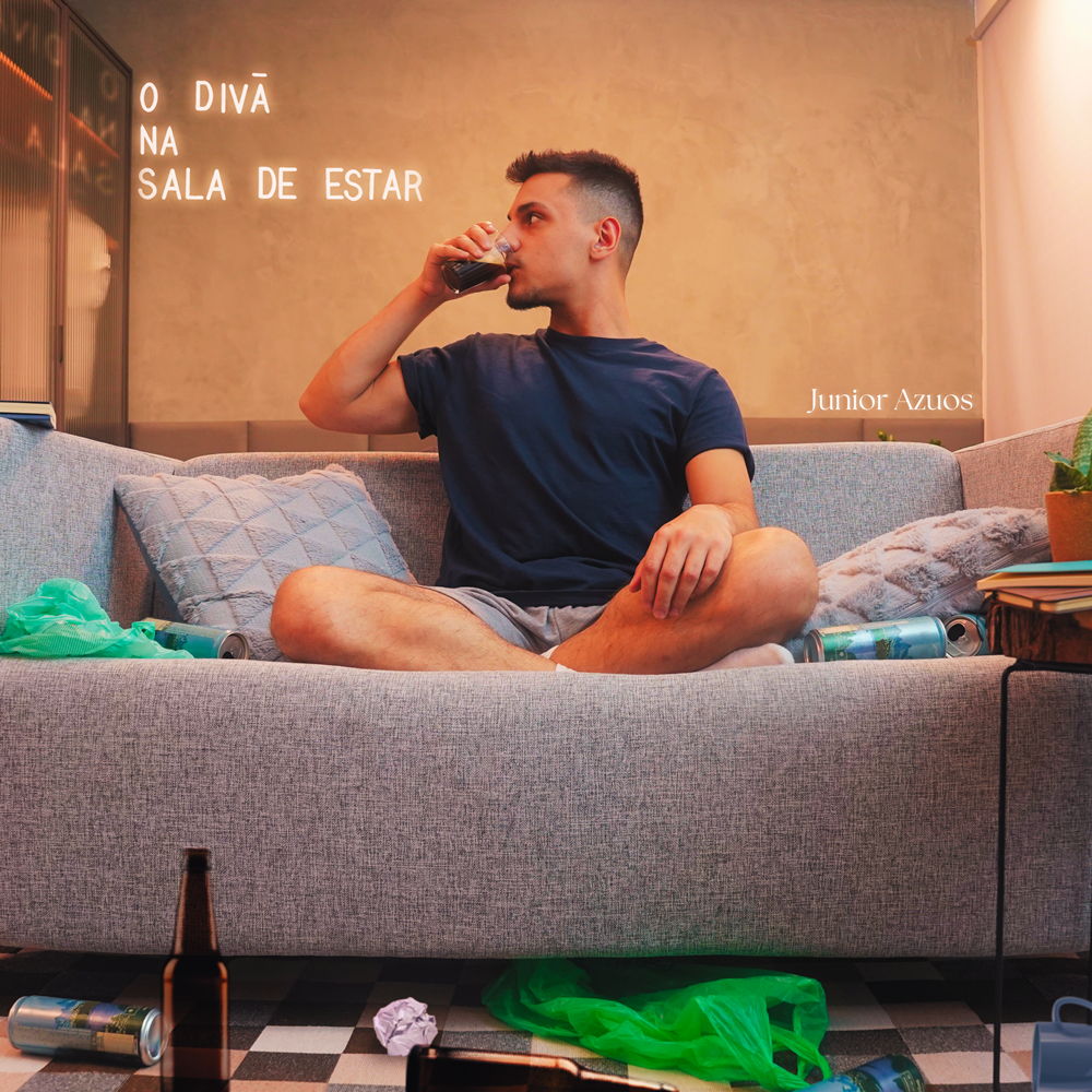 Junior Azuos lança “O Divã Na Sala de Estar” e reflete sobre os ruídos da comunicação moderna