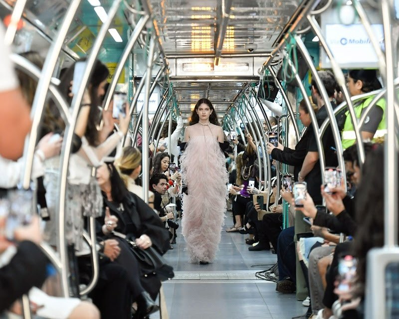 Gloria Coelho celebra 50 anos com desfile histórico no metrô de São Paulo