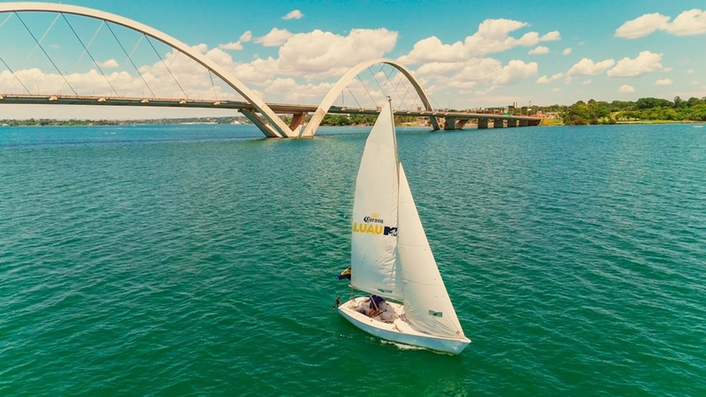 Corona navega no Lago Paranoá e anuncia início do Corona Luau MTV