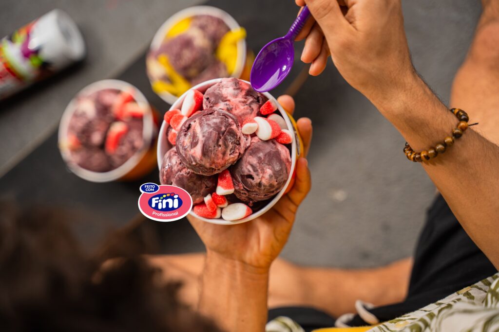 Açaí da Barra e Fini lançam açaí inédito com balas Açaí da Barra e Fini lançam açaí inédito com balas