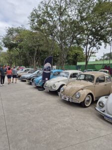 Bangu Shopping recebe encontro de carros antigos