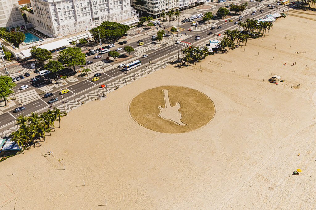 Rock in Rio ocupa Copacabana con guitarra gigante de arena y lanza promoción en TikTok Rock in Rio ocupa Copacabana con guitarra gigante de arena y lanza promoción en TikTok