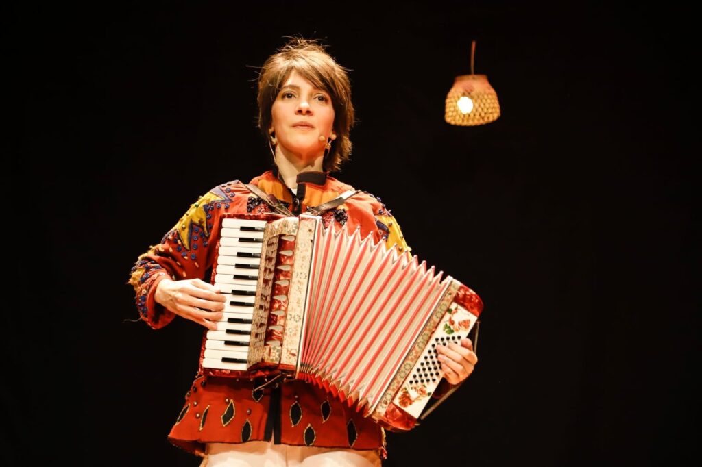 Maria Eugênia Tita presents “Cabeção pelo Mundo” and “Pássará” in Rio de Janeiro