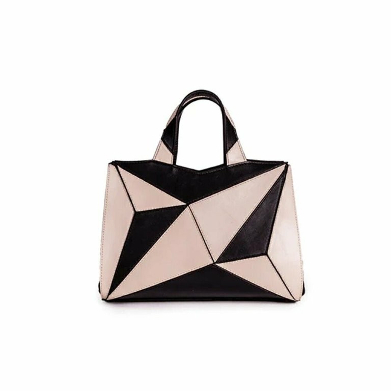 Juliana Paes wears Ryzí handbags in Netflix series “Os Donos do Jogo” 2 Juliana Paes wears Ryzí handbags in Netflix series “Os Donos do Jogo”