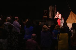 Teatro Bangu recebe tributo a Elton John e espetáculo