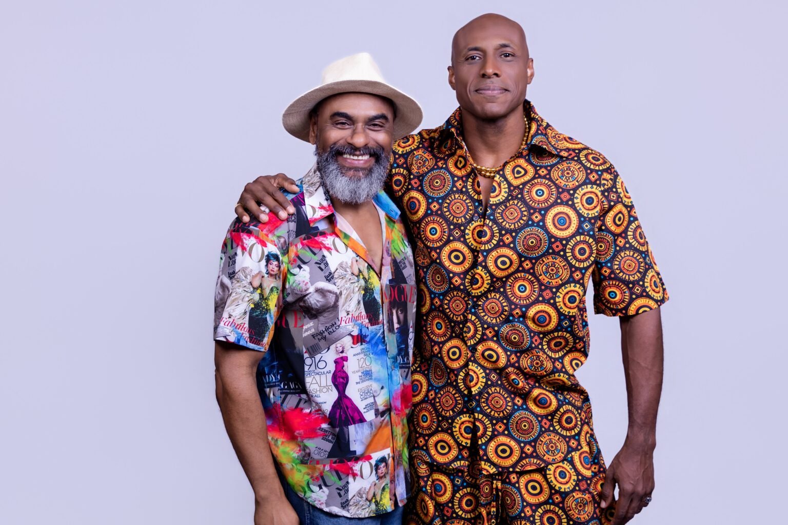 estilista Hermes Inocencio com o ator modelo da cole o Fabio Nascimento DAP