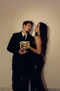 Nicolas Prattes e Sabrina Sato brilham nos Prêmios PRODU em Cancún