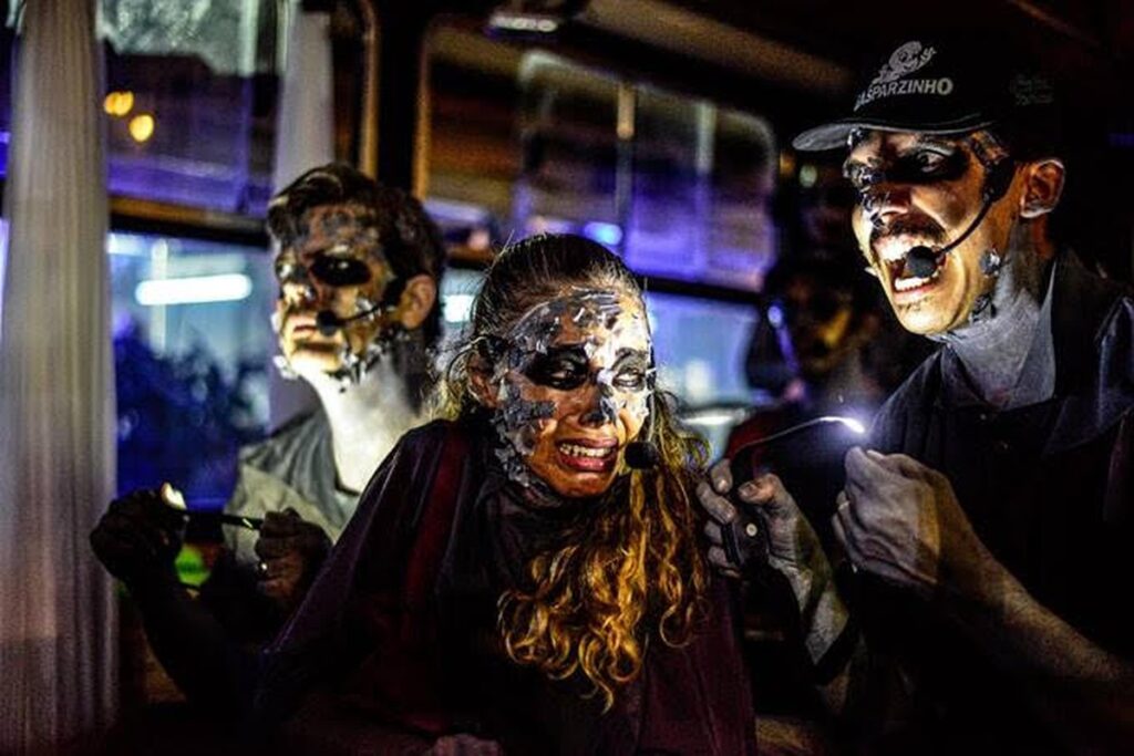 Ônibus da Zózima Trupe apresenta ópera marginal TrabalhaDORES em São Caetano Ônibus da Zózima Trupe apresenta ópera marginal TrabalhaDORES em São Caetano