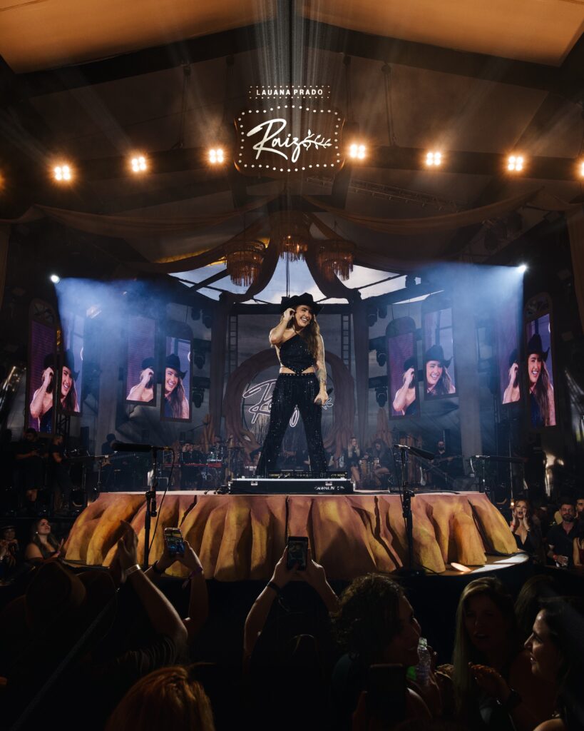 Lauana Prado faz show de quase 6h para 8 mil pessoas em SP