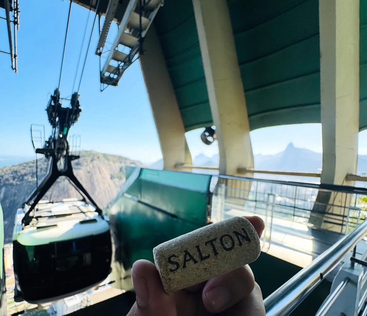 Salton opens kiosk at Sugarloaf cable car