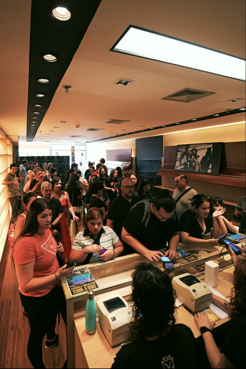 Miles de fans hacen fila para comprar entradas del concierto de Guns N’ Roses en Río Preto