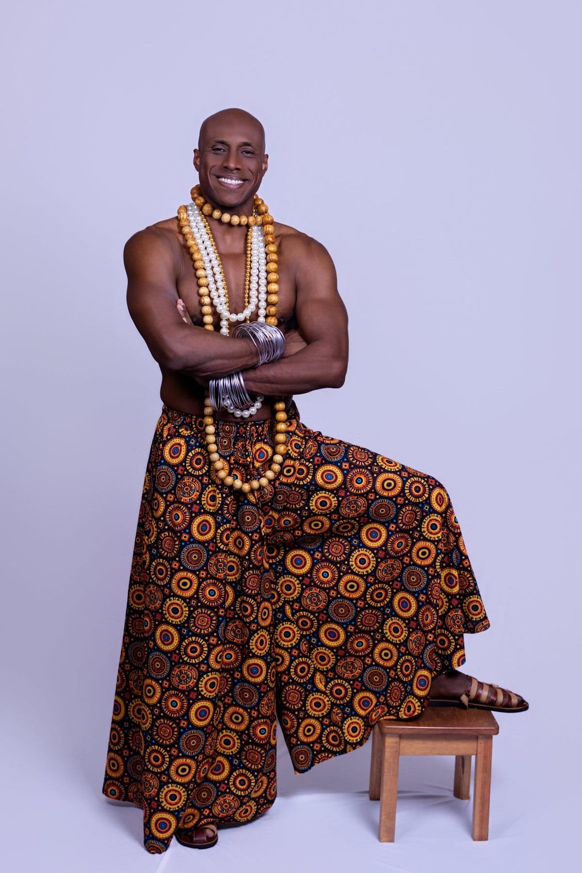 Fábio Nascimento vive Mansa Musa em estreia como modelo