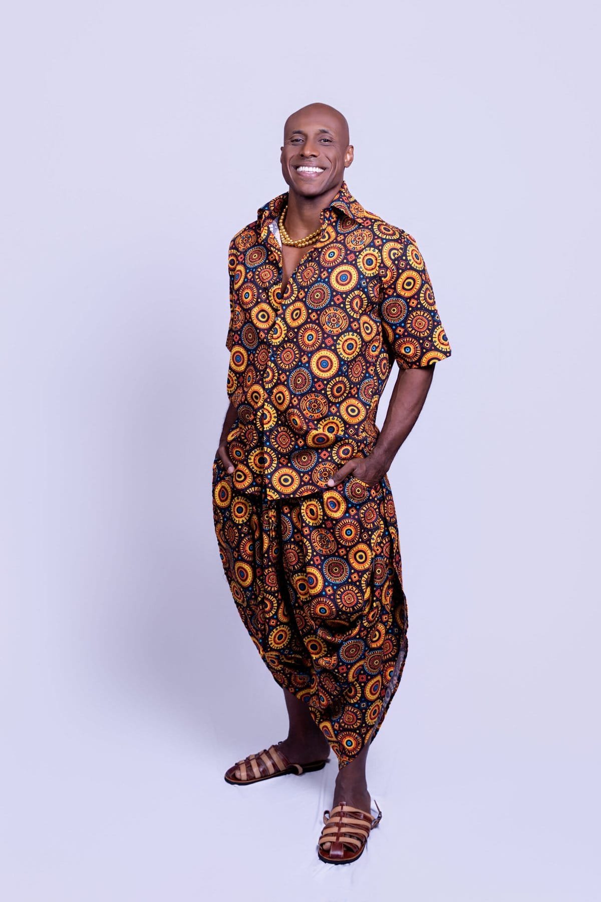 Fábio Nascimento vive Mansa Musa em estreia como modelo