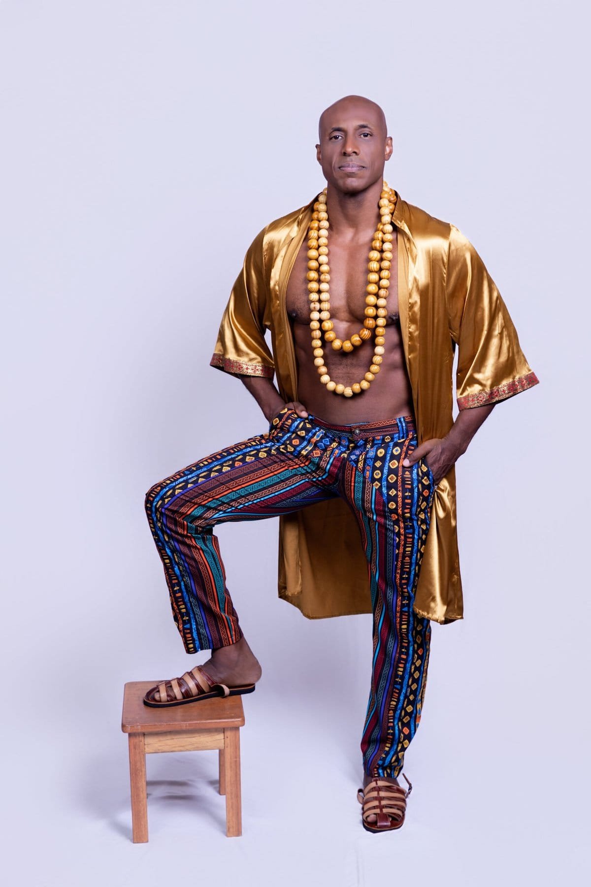 Fábio Nascimento vive Mansa Musa em estreia como modelo