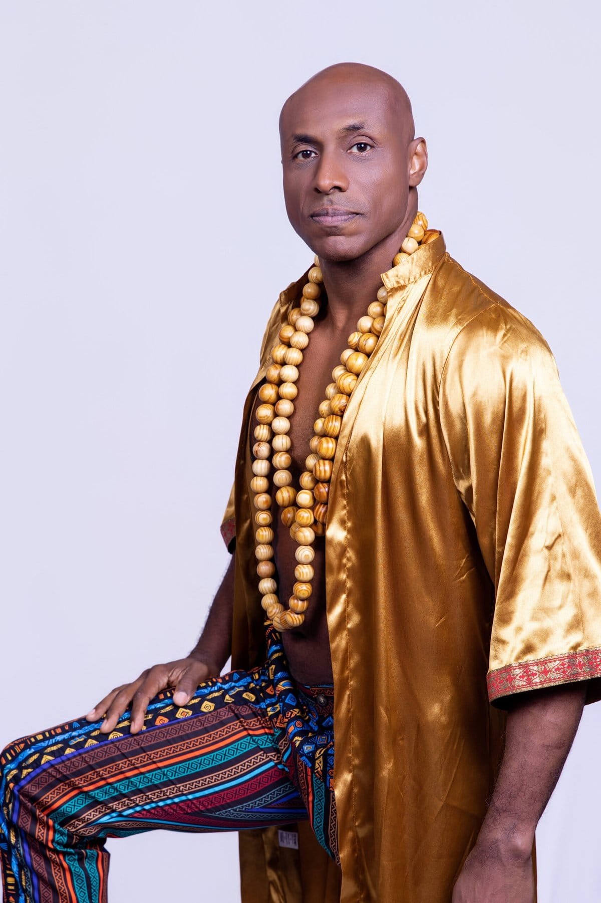 Fábio Nascimento vive Mansa Musa em estreia como modelo