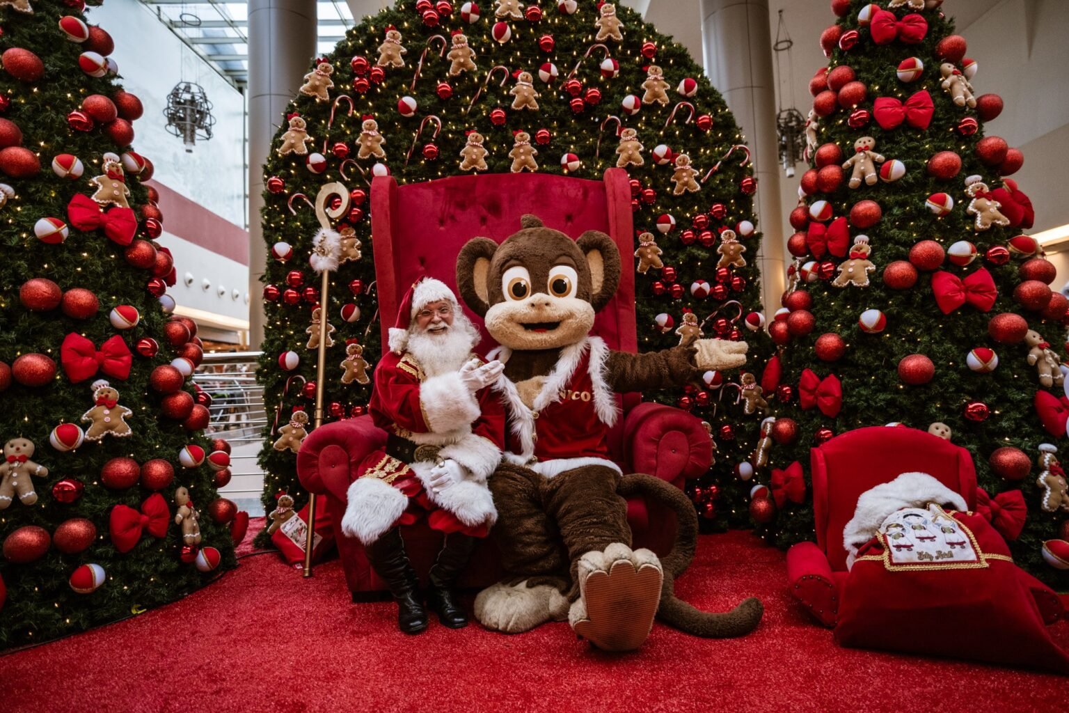 Doce Natal do MET cr dito Leandro Ribeiro Papai Noel com mascote do Met