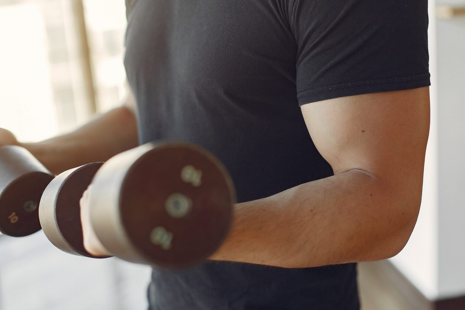 Festas, verão e boa forma: como preparar o corpo para a temporada mais intensa do ano Homem praticando exercício