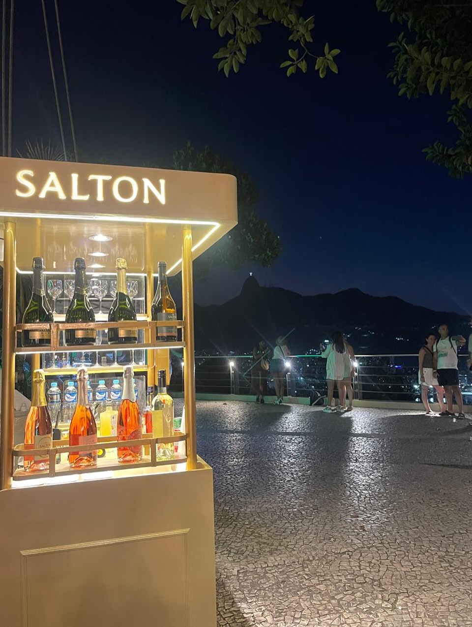 Salton opens kiosk at Sugarloaf cable car