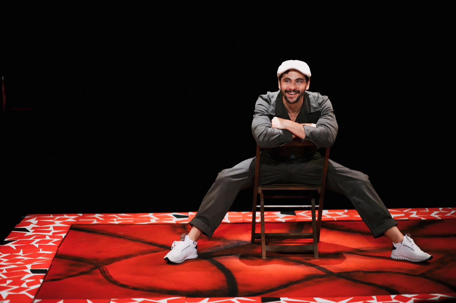 Comedy “Raspadinhas” opens new season in Copacabana with humor and social critique