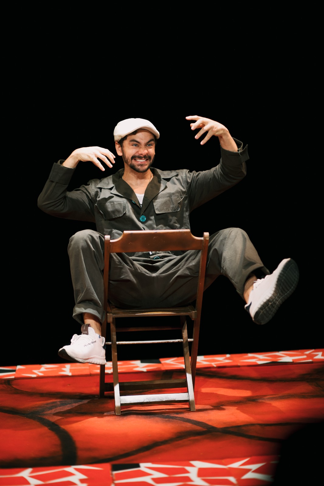 Comedy “Raspadinhas” opens new season in Copacabana with humor and social critique