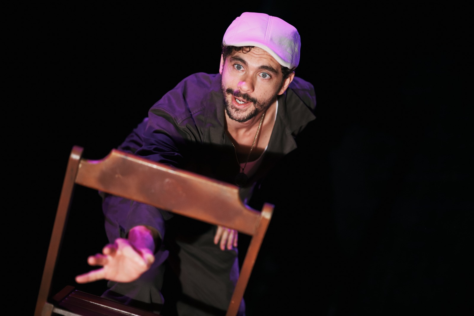 Comedy “Raspadinhas” opens new season in Copacabana with humor and social critique
