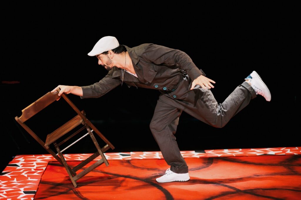 Comedy “Raspadinhas” opens new season in Copacabana with humor and social critique